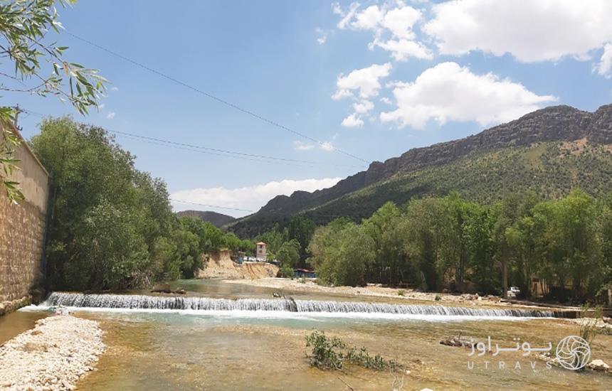 چشمه‌ی آب در فضایی روستایی با پس‌زمینه‌ی کوه در شهرستان «سپیدان» فارس. 